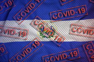 el Salvador vlag en veel rood covid-19 postzegels. coronavirus of 2019-ncov virus concept foto