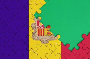 Andorra vlag is afgebeeld Aan een voltooid decoupeerzaag puzzel met vrij groen kopiëren ruimte Aan de Rechtsaf kant foto