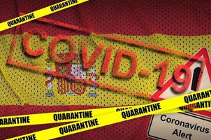 Spanje vlag en covid-19 quarantaine geel plakband met rood stempel. coronavirus of 2019-ncov virus foto