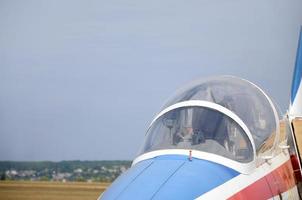 cabine van gepantserd vechter vliegtuig dichtbij omhoog tegen blauw lucht foto