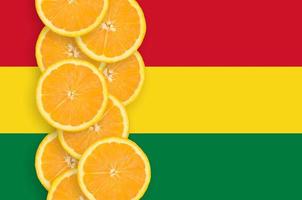 Bolivia vlag en citrus fruit plakjes verticaal rij foto