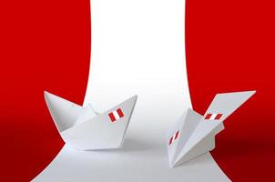 Peru vlag afgebeeld Aan papier origami vliegtuig en boot. handgemaakt kunsten concept foto