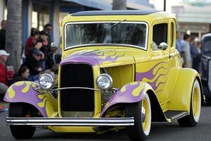 klassieke oude auto: geel met roze vlammen foto