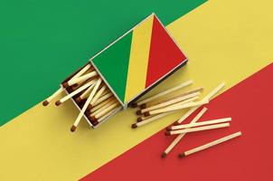 Congo vlag is getoond Aan een Open luciferdoosje, van welke meerdere wedstrijden vallen en leugens Aan een groot vlag foto