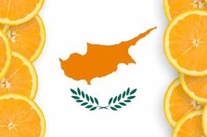 Cyprus vlag in citrus fruit plakjes verticaal kader foto