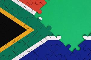 zuiden Afrika vlag is afgebeeld Aan een voltooid decoupeerzaag puzzel met vrij groen kopiëren ruimte Aan de Rechtsaf kant foto