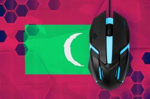 Maldiven vlag en computer muis. concept van land vertegenwoordigen e-sport team foto