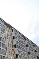 nieuw multy verdieping woon- gebouw Aan de stad straat foto