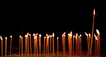 brandende religieuze kaarsen foto