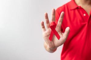 rood lint voor december wereld AIDS dag, verworven immuun tekort syndroom, meerdere myeloom kanker bewustzijn maand en nationaal rood lint week. gezondheidszorg en wereld kanker dag concept foto