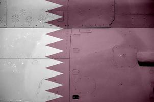 qatar vlag afgebeeld Aan kant een deel van leger gepantserd helikopter detailopname. leger krachten vliegtuig conceptuele achtergrond foto