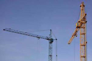 toren kraan tegen een blauw lucht foto