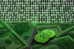 twee bitcoins leugens Aan een stapel van dollar rekeningen Aan de achtergrond van een toezicht houden op beeltenis een binair code van helder groen nullen en een eenheden Aan een zwart achtergrond. laag sleutel verlichting foto