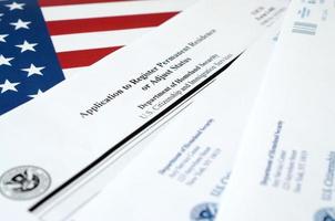 i-485 toepassing naar registreren blijvend residentie of aanpassen toestand blanco het formulier leugens Aan Verenigde staten vlag met envelop van afdeling van thuisland veiligheid foto