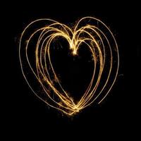 sparkler vuurwerk licht met hartvorm.