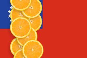 Myanmar vlag en citrus fruit plakjes verticaal rij foto