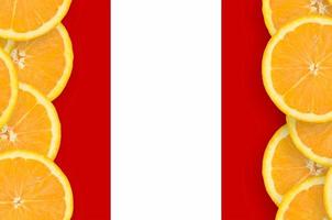 Peru vlag in citrus fruit plakjes verticaal kader foto