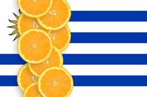 Uruguay vlag en citrus fruit plakjes verticaal rij foto