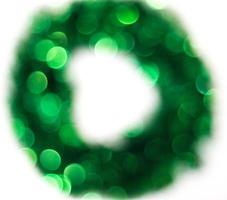 groen Kerstmis lichten krans bokeh - een helder bokeh achtergrond gemaakt door Kerstmis lichten foto