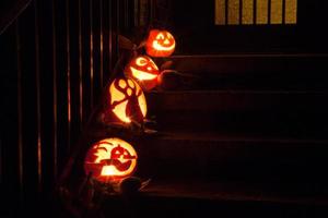 halloween pompoenen op deurstappen foto