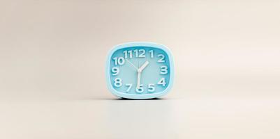 blauw alarm klok Aan grijs achtergrond tijd concept foto