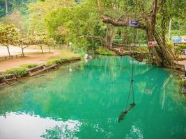 vangvieng.lao-10 dec 2017.mooi natuur en Doorzichtig water van blauw lagune Bij pukham grot vangvieng stad lao.vangvieng stad de beroemd vakantie bestemming stad- in laos. foto