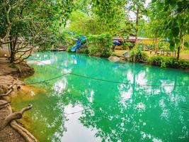 vangvieng.lao-10 dec 2017.mooi natuur en Doorzichtig water van blauw lagune Bij pukham grot vangvieng stad lao.vangvieng stad de beroemd vakantie bestemming stad- in laos. foto