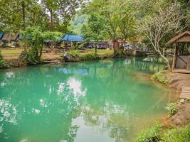 vangvieng.lao-10 dec 2017.mooi natuur en Doorzichtig water van blauw lagune Bij pukham grot vangvieng stad lao.vangvieng stad de beroemd vakantie bestemming stad- in laos. foto