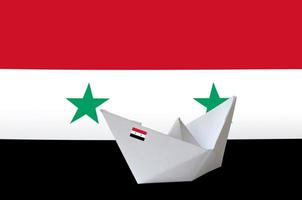 Syrië vlag afgebeeld Aan papier origami schip detailopname. handgemaakt kunsten concept foto