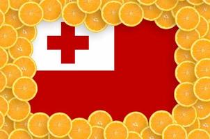 Tonga vlag in vers citrus fruit plakjes kader foto