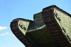 rupsen van de groen Brits tank van de Russisch leger ruzie maken in Charkov tegen de blauw lucht foto