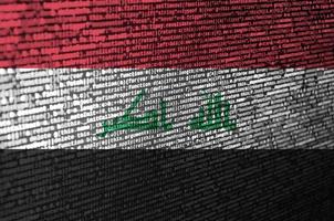 Irak vlag is afgebeeld Aan de scherm met de programma code. de concept van modern technologie en plaats ontwikkeling foto