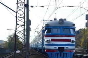 oud Sovjet elektrisch trein met verouderd ontwerp in beweging door het spoor foto