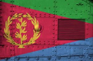 eritrea vlag afgebeeld Aan kant een deel van leger gepantserd tank detailopname. leger krachten conceptuele achtergrond foto