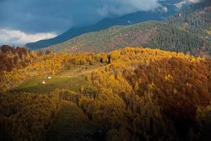 een charmant berg landschap in de bucegi bergen, Karpaten, Roemenië. herfst natuur in moeciu de zo, Transsylvanië foto