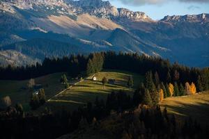 een charmant berg landschap in de bucegi bergen, Karpaten, Roemenië. herfst natuur in moeciu de zo, Transsylvanië foto