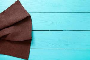 bruin handdoek Aan blauw houten keuken werkplek. top visie en kopiëren ruimte foto