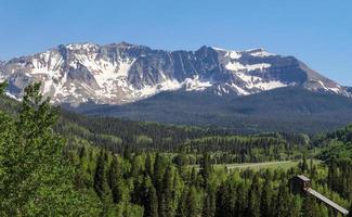 sneeuw gedekt Colorado berg top in zomer foto