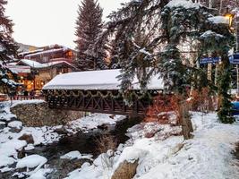 sluier, Colorado, januari 2016. sneeuw gedekt loopbrug met vakantie lichten foto