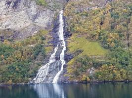 met een cruiseschip in de fjorden van noorwegen foto