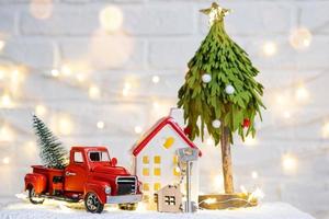 sleutel naar de huis met een sleutelhanger Aan een knus huis met een Kerstmis decor. een geschenk voor nieuw jaar, kerstmis. gebouw, ontwerp, projecteren, in beweging naar nieuw huis, hypotheek, huur en aankoop echt landgoed foto
