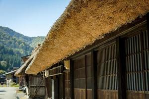 Shirakawa traditioneel en historisch Japans dorp shirakawago in herfst. huis bouwen door houten met dak gassho zukuri stijl. shirakawa-go is UNESCO wereld erfgoed en top mijlpaal plek in Japan. foto