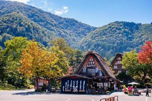 shirakawa, gif, Japan - oktober 2022 - shirakawago toerist centrum gedurende vallen gebladerte in de herfst seizoen met weinig toeristen na covid situatie. foto