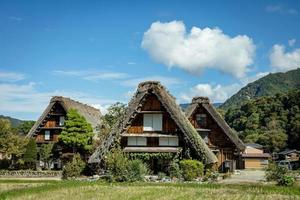 Shirakawa traditioneel en historisch Japans dorp shirakawago in herfst. huis bouwen door houten met dak gassho zukuri stijl. shirakawa-go is UNESCO wereld erfgoed en top mijlpaal plek in Japan. foto