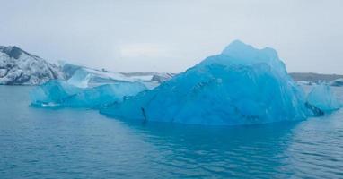 mooi levendig beeld van ijslandse gletsjer en gletsjerlagune met foto