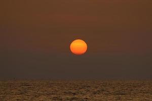 de zon is de heetste ster in onze heelal in de omgeving van welke de aarde draait. foto