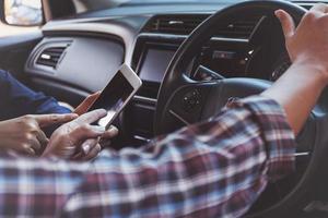 navigeren met een smartphone in een auto foto