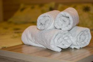 wit handdoek Aan tafel in hotel kamer, kamer onderhoud. foto