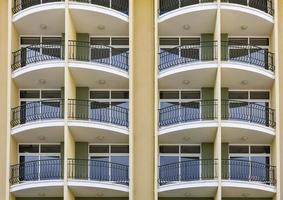 herhalen patroon van ramen en balkon. foto