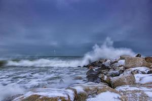 zee winter Golf hits de golfbreker. stormachtig wolken foto